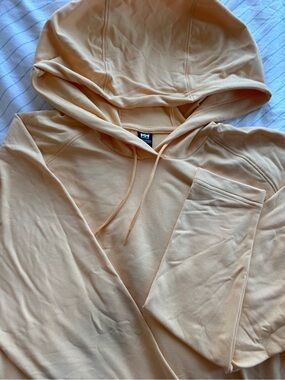 Women’s Helly Hansen Peach Hoodie size: L ✨Never Worn✨